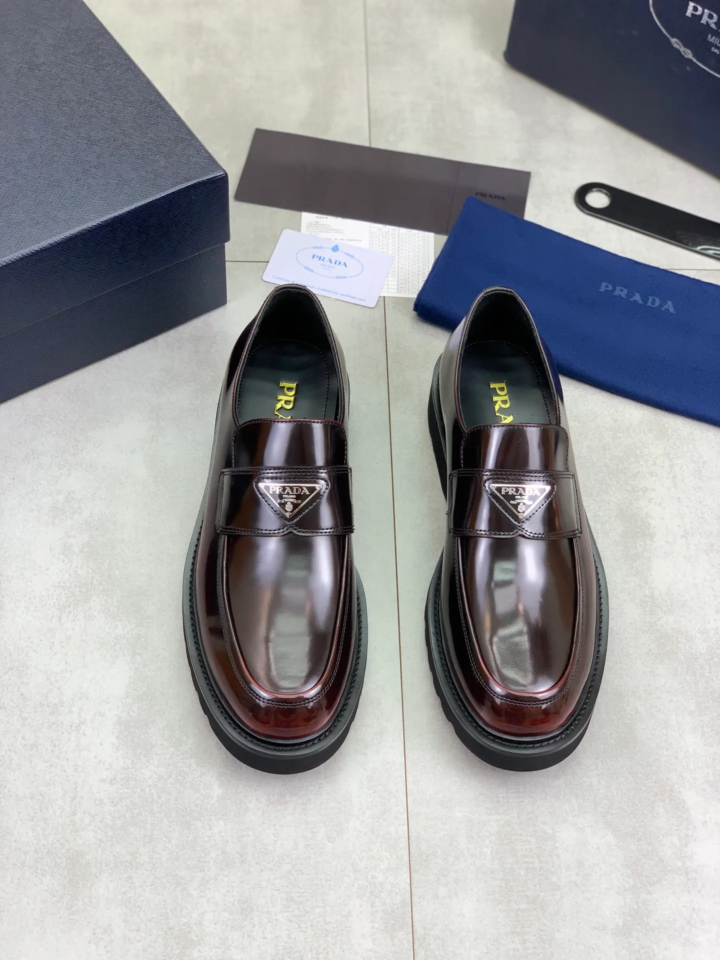 Factory price P860 💰Original quality, top version🔱 ＰＲＡＤＡPrada. Men's business casual leather shoes, top-quality leather shoes. 1:1 shipment ⬆️Luxurious and noble 👞All imported original color-rubbed edge beads, just to create a more comfortable wearing experience. Upper: Original comfortable open-edge bead rubbed color calfskin ➕Top imported water-dyed full cow lining, original lightweight and comfortable TPU foam combination bottom ✔️Code number: 39-45 (38.46 47 can be customized)